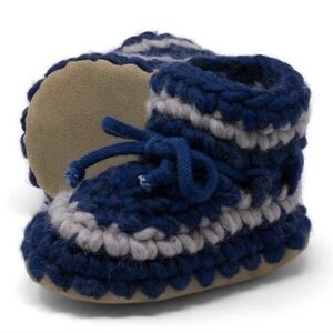 Padraig cottage in Blue/gray  hand-crocheted moccasins. Sz B7, 6 inches, Age +-2